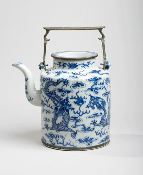 Verseuse en porcelaine décorée en bleu sous couverte de deux dragons pourchassant la perle sacrée parmi les nuage