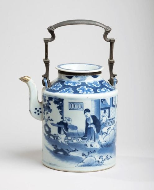 Verseuse en porcelaine décorée en bleu sous couverte de lettré et ses serviteurs devant un pavillon dans un jardi