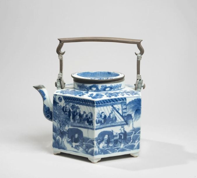 Verseuse hexagonale à pans en porcelaine à décor en bleu sous couverte d'un dignitaire dans son pavillon, l'épaule ornée de fleur