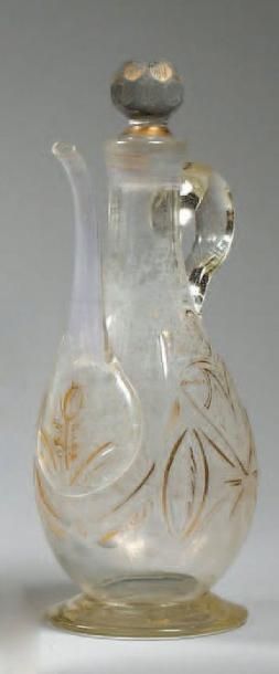VERSEUSE Verseuse à base circulaire évasée, panse piriforme, bec tubulaire vertical, incurvé, anse arrondie et bouchon facetté rond , décorée de motifs taillés et doré