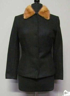 VESTE cintrée en lainage et angora doubleface noire, col rabattu garni de vison, deux poches dans les coutures (T40 it)