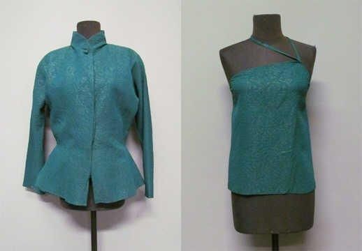 VESTE cintrée en soie façonnée cloquée émeraude, encolure montante sur simple boutonnage caché, effet de double basque travaillée en biais formant godet