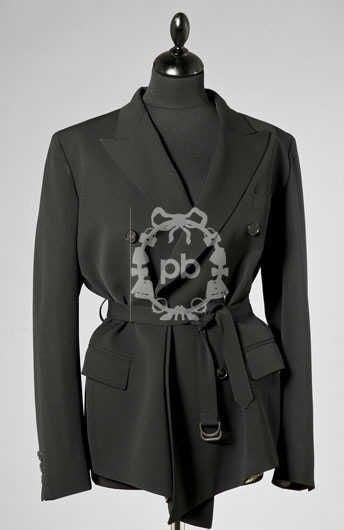 VESTE croisée légèrement asymétrique en sergé de laine noir, col cranté sur double boutonnage, rappel aux poignets, poche poitrine, deux poches à rabat, taille soulignée d'une CEINTURE coordonnée (T40) (griffe noire, graphisme blanc)