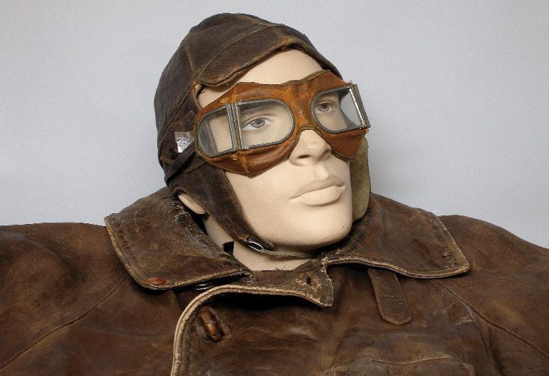 VESTE DE PILOTE, en cuir brun, fermant par trois boutons, une petite poche de poitrin