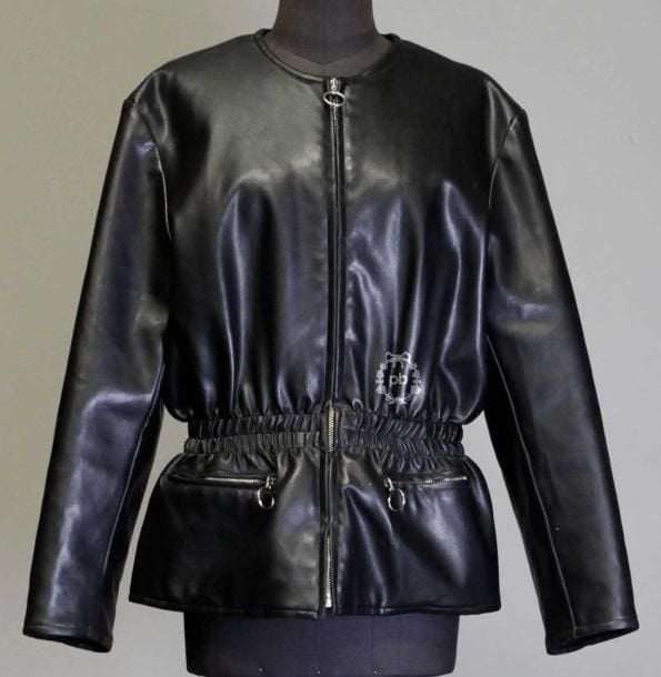 VESTE en simili cuir noir, encolure ronde sur fermeture éclair, taille élastique, deux poches (T46it) (mini patine)