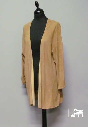 VESTE longue non doublée en peau perforée café au lait, encolure en pointe, emmanchures basses (env TS/M)