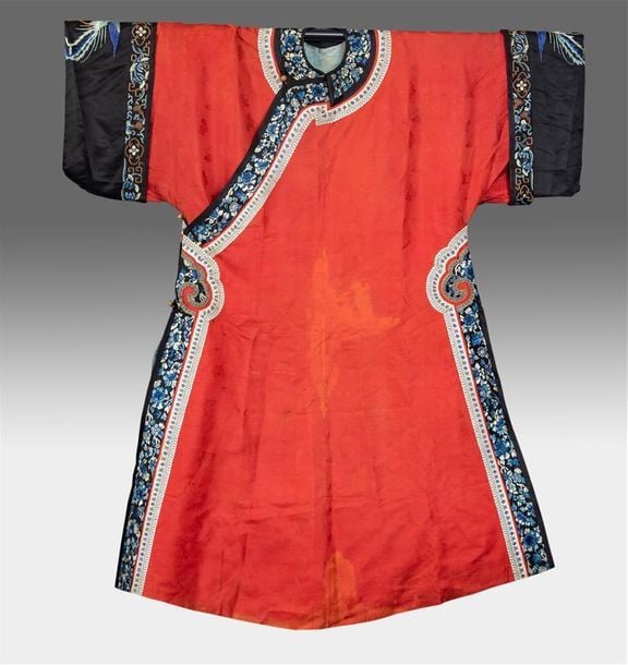 VESTE / SURTOUT DE FEMME EN SATIN DE SOIE ROUGE