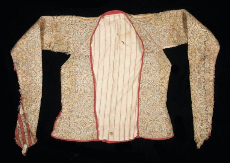 VESTE Veste en soie à manches longues, à motifs floraux tapissants de teintes paste
