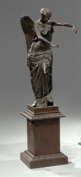 Victoire ailée Sujet en bronze à patine noire nuancée sur piédestal rectangulaire à décor de rinceau