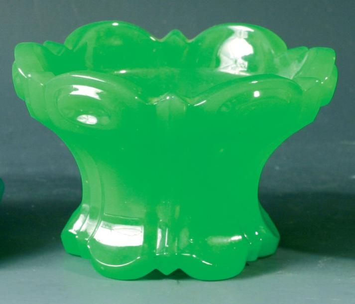 Vide-poche à bord dentelé en opaline verte moulée à pastilles ovales et côtes creuse
