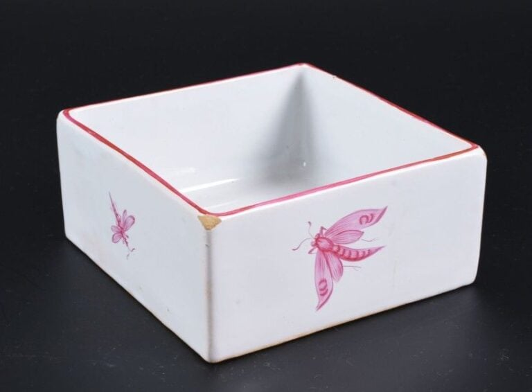 Vide-poche carré en faïence émaillée blanc à décor d'insectes et de filet fuchsi