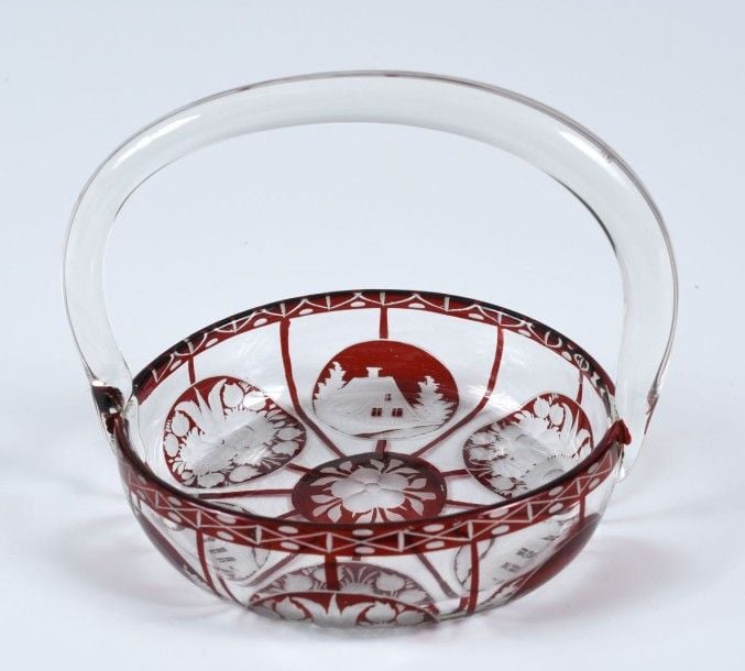 Vide-poche en forme de panier en verre partiellement cémenté rouge gravé de motifs floraux et de maisons rustique