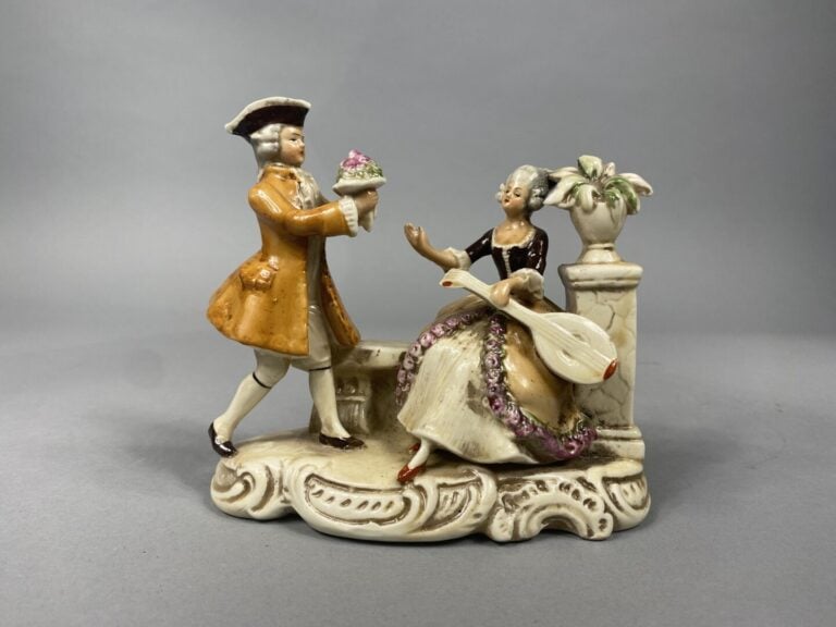 Vide-poche en porcelaine émaillée de forme polylobée à decor de motifs floraux…