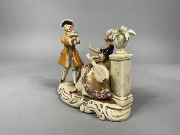 Vide-poche en porcelaine émaillée de forme polylobée à decor de motifs floraux…