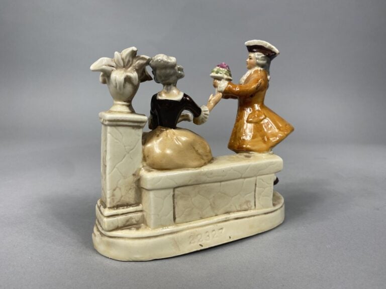 Vide-poche en porcelaine émaillée de forme polylobée à decor de motifs floraux…