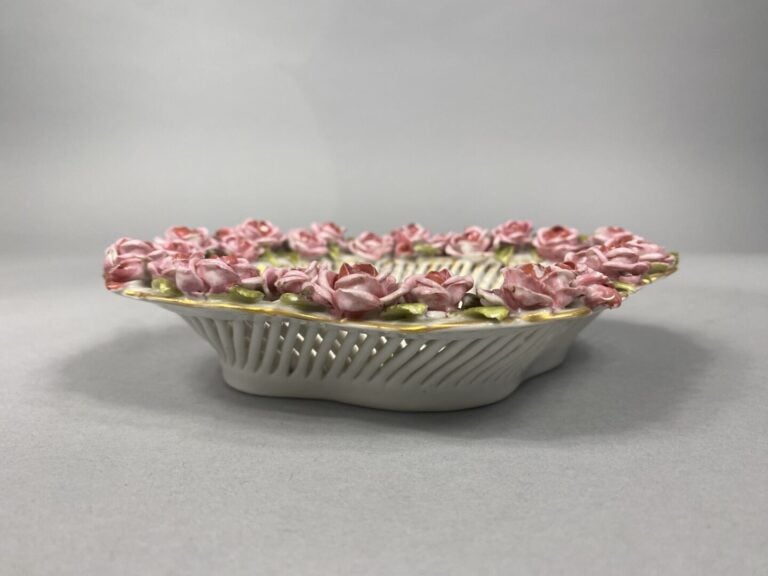 Vide-poche en porcelaine émaillée de forme polylobée à decor de motifs floraux…