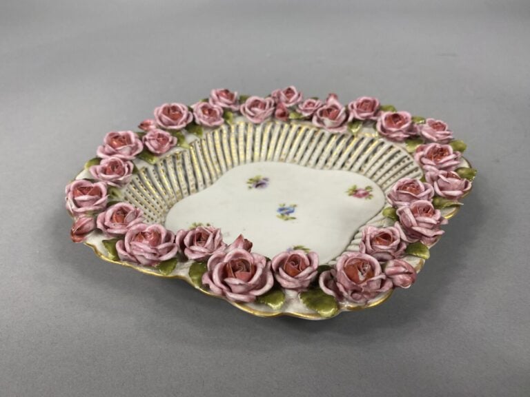 Vide-poche en porcelaine émaillée de forme polylobée à decor de motifs floraux…