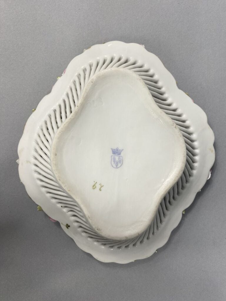 Vide-poche en porcelaine émaillée de forme polylobée à decor de motifs floraux…
