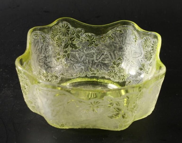 Vide-poche godronné à bord polylobé en cristal à décor végétal gravé à l'acid