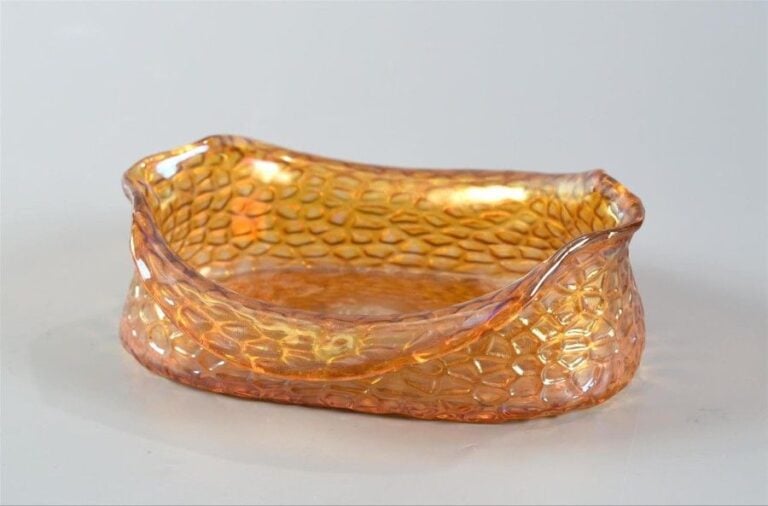 Vide-poche ovale à bord ourlé en verre ambre irisé moulé à motif réticul