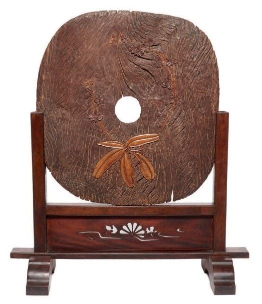 VIEILLE ROUE en bois massif érodé décorée d'incrustation en bois clair représentant une fleur d'orchidé