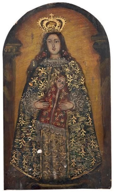 Vierge à l'Enfant (élément de tabernacle) Huile sur panneau, cintré dans la partie supérieure 35 x 25 cm C'est à Cuzco, dans la seconde moitié du XVIIe siècle et dans l'oeuvre notamment de Basilio Santa Cruz, que se développe l'iconographie de la Vierge du type «montagne» vêtue d'un habit pyramidal cachant complètement la silhouette, les cheveux épars et coiffée d'une couronne fermé