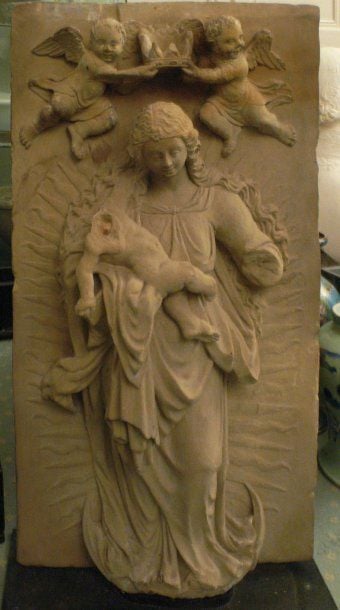 Vierge à l'Enfant en grès sculpté en haut-relie