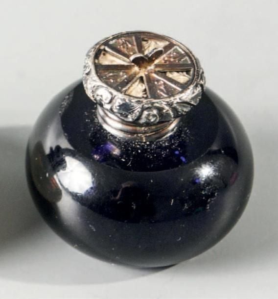 Vinaigrette de forme boule en cristal bleu cobalt à monture en argent; grille en forme de croix à système de fermeture tournan