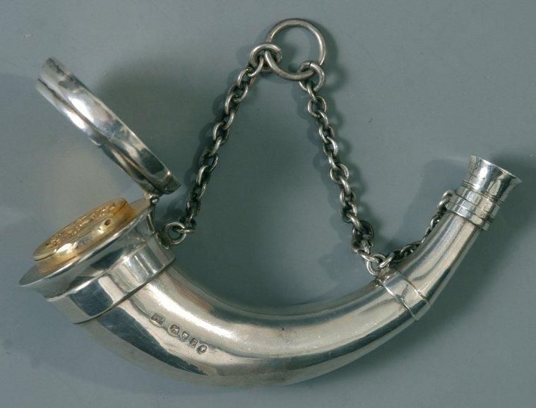 Vinaigrette en forme de corne de chasse en argent; chainette à anneau en argen