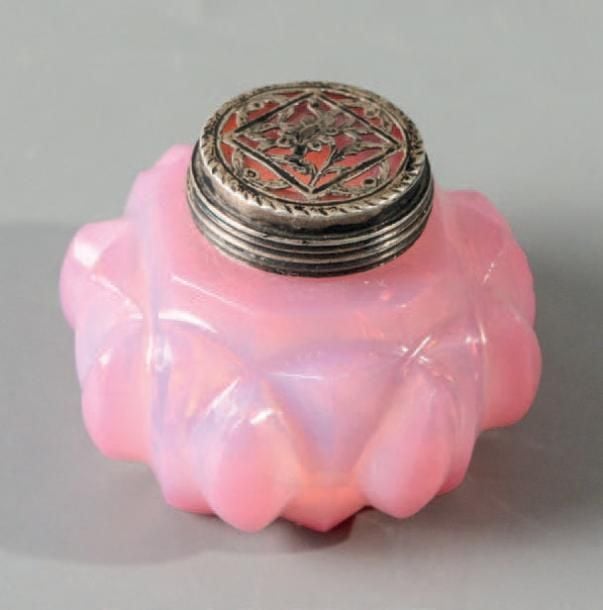Vinaigrette en opaline de cristal gorge de pigeon taillée de cabochons en amand