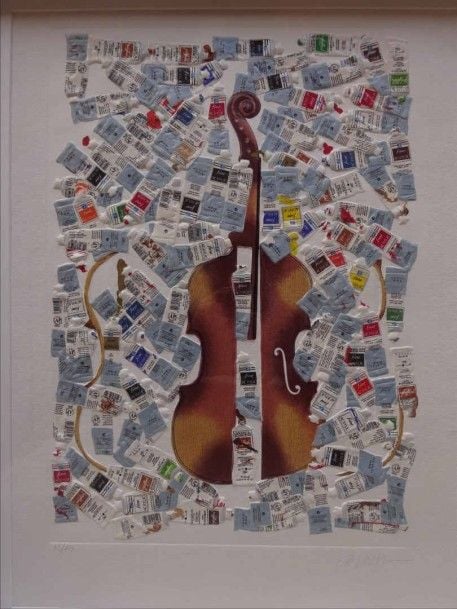 Violon et tubes de peinture Eau-forte et gaufrage Dans un encadrement en caisse fermée par un verre