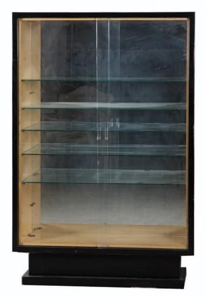 Vitrine à caisson laqué noir sur intérieur en placage de sycomore ouvrant par deux glaces sur glissière
