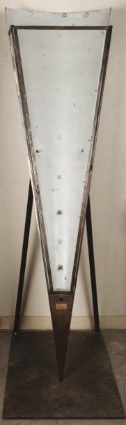 Vitrine en tôle pliée et cornière en fer forgé à corps triangulaire arrondi vitré trois faces à fond laqué blan
