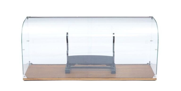 Vitrine en verre aux formes courbée