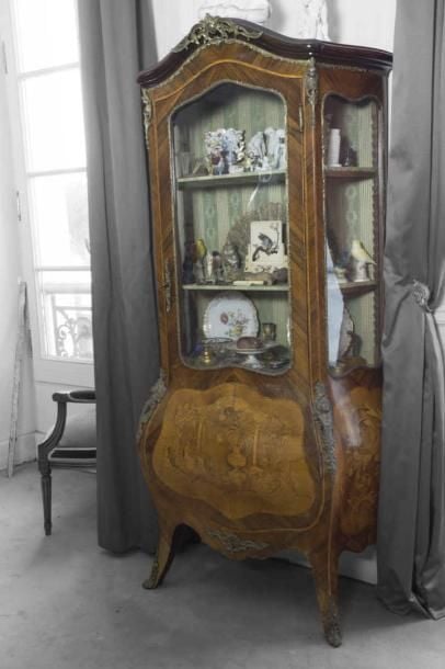 Vitrine galbée en bois de placag