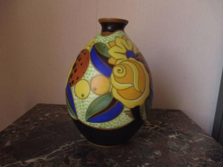 VITTORIO BONUZZI & KERAMIS Vase en faïence de forme ovoïde à col étroit, à décor de fruits et fleurs polychrome