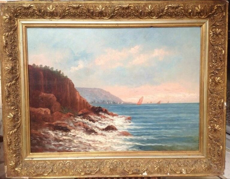 Voiliers à l'horizon sur la côte méditerranéenne
