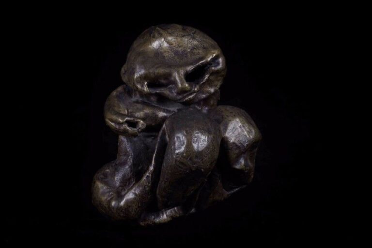 VOIMEX (Actif XXe siècle) Alien ou foetus recroquevillé Sculpture en bronze à patine mordorée Signé sur le côté Porte la marque du fondeur: Guyot H: 25 cm - l: 22 cm - P: 24 cm Note: Guyot fut aussi le fondeur d'Auguste Chabaud