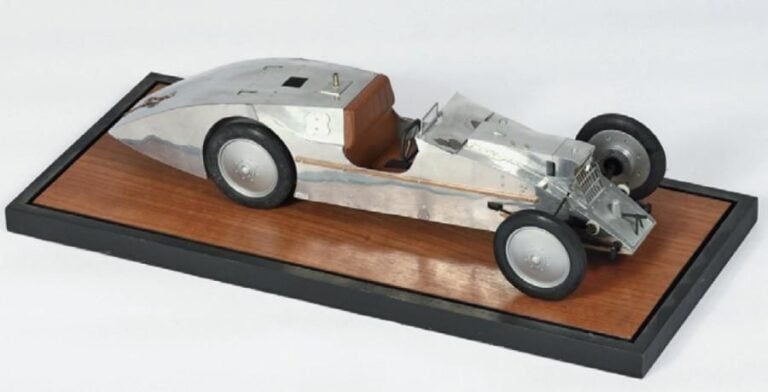 Voisin « Grand Prix »Maquette d'exposition de la Voisin de cours