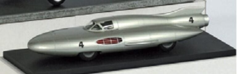 Voiture de Record Gaz-TR II Miniature à l'échelle du 1/43e avec une carrosserie en cuivre d'une voiture de record de vitesse soviétique qui était propulsée par une turbine de Mig-1