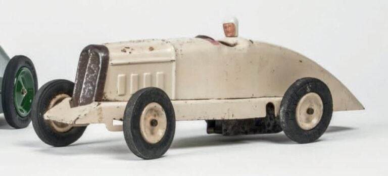 VOITURE JOUET CITROËN «Petite Rosalie» en tôle laquée beige, avec sa clef d'origin