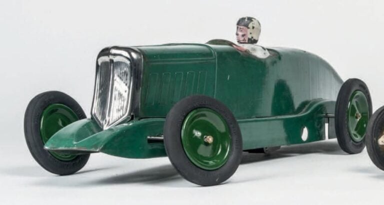 VOITURE JOUET CITROËN «Rosalie V» en tôle laquée verte, avec sa clef d'origin