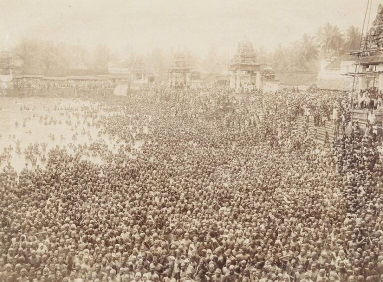 VUE D’UNE FOULE SUR DES GHATS