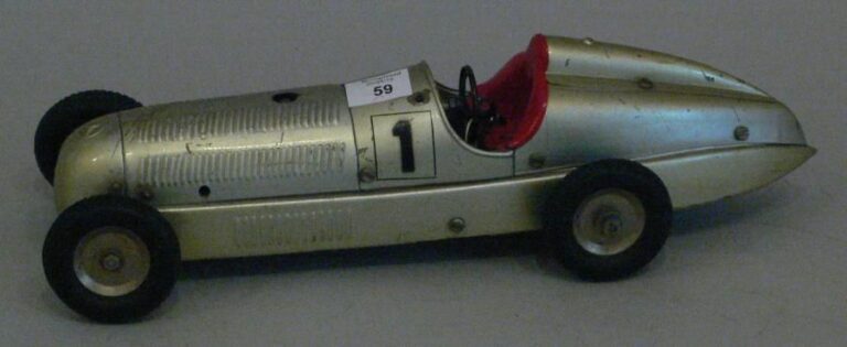 W125 Monoplace de course MARKLIN Allemagne modèle monté en tôle peinte à mécanisme d'horlogerie référencé au catalogue de 193
