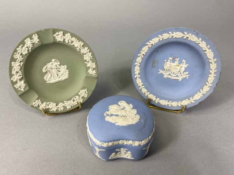 WEDGWOOD - Petite boite en biscuit bleu blanc à décor d'une femme sur un char,…