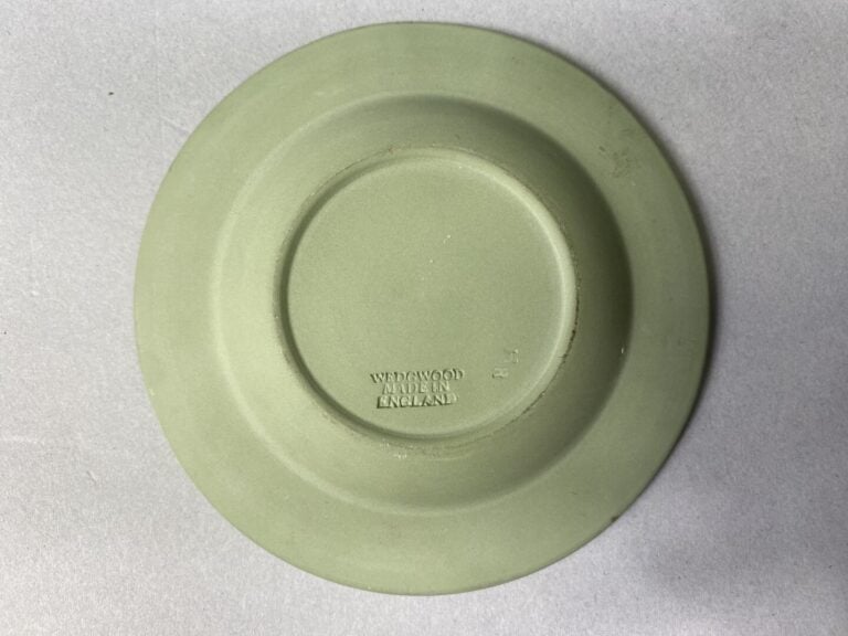 WEDGWOOD - Petite boite en biscuit bleu blanc à décor d'une femme sur un char,…