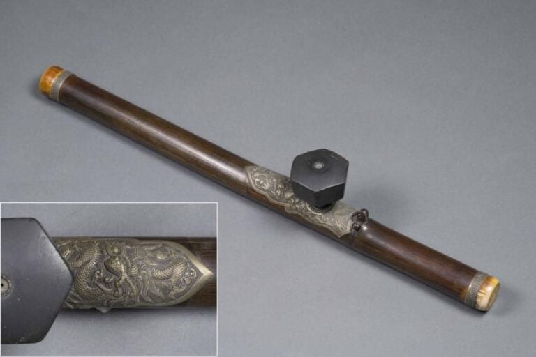 [X] GRANDE ET LARGE PIPE A OPIUM EN BAMBOU Chine ou Indochine / Vietnam, Epoque XXe siècle Le fût de la pipe - circulaire, long et particulièrement large et exécuté dans une pièce de bambou  - clos à chacune de ses extrémités par des embouts en ivoir