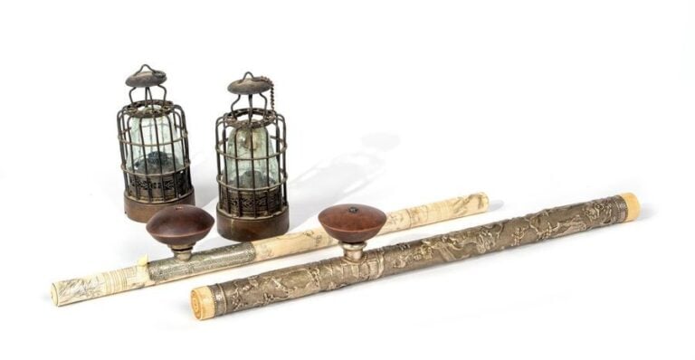 [X] GROUPE DE QUATRE (4) OBJETS DE L'OPIUM