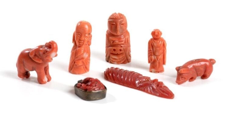 [X] GROUPE DE SEPT (7) OBJETS EN CORAIL ROUGE