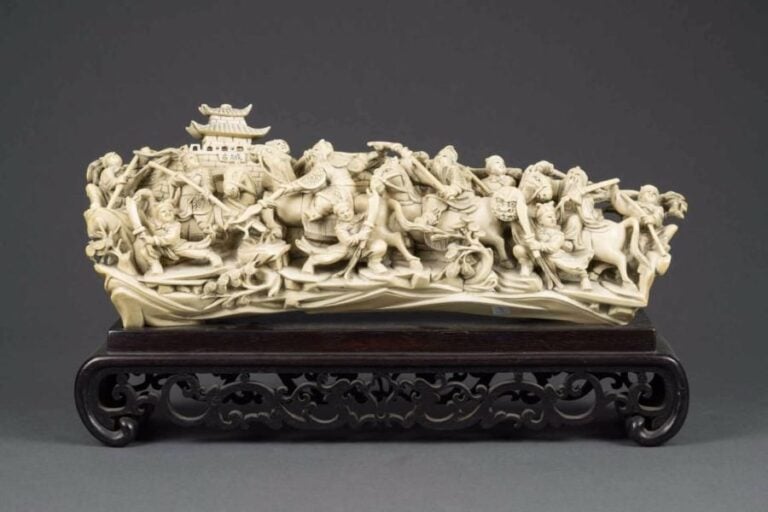 [X] GROUPE SCULPTE EN IVOIRE A DECOR D'UNE SCENE DE BATAILLE EQUESTRE